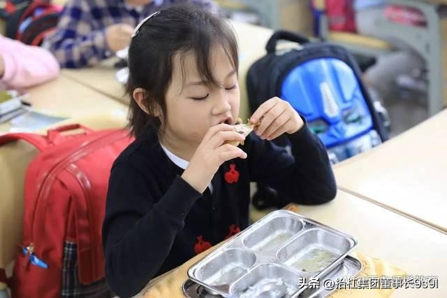 家长反映学校午餐收费贵,教育局回应学生午餐