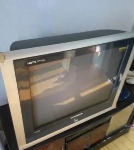 现在电视机几乎成为了摆设,电视机基本都成了摆设