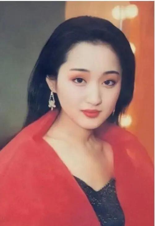 赖文峰出狱后娶妻生子，而杨钰莹至今未婚，她在追求什么？