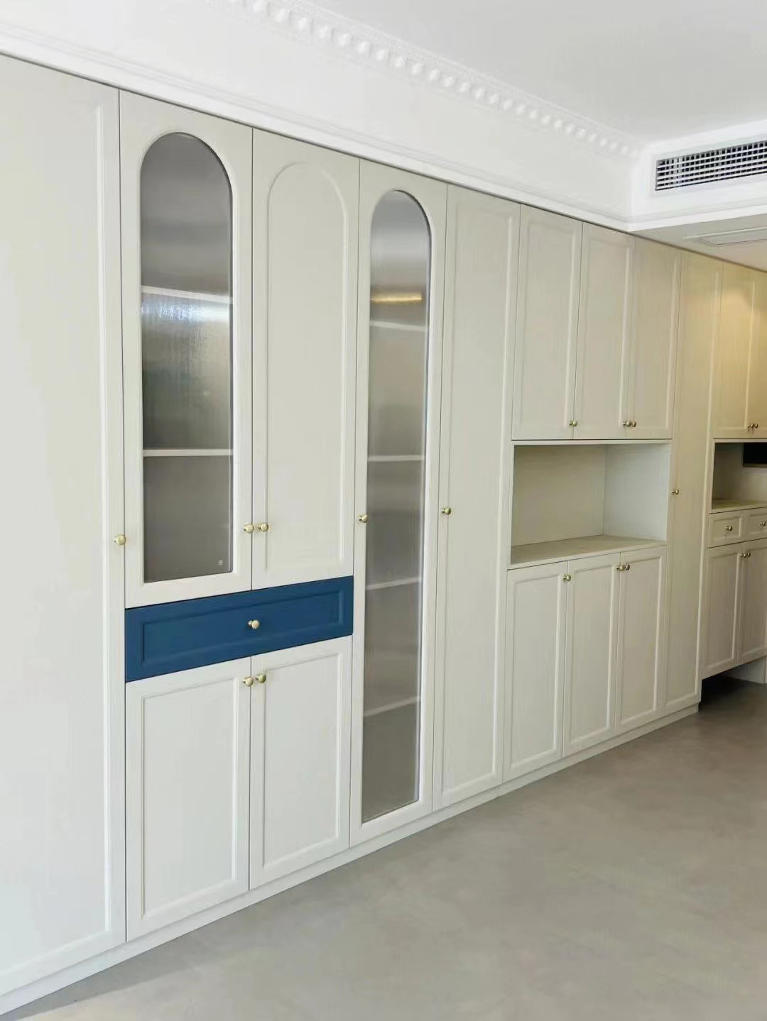 简约风鞋柜酒柜冰箱组合一体柜,简约酒柜和鞋柜加客厅隔断柜图片