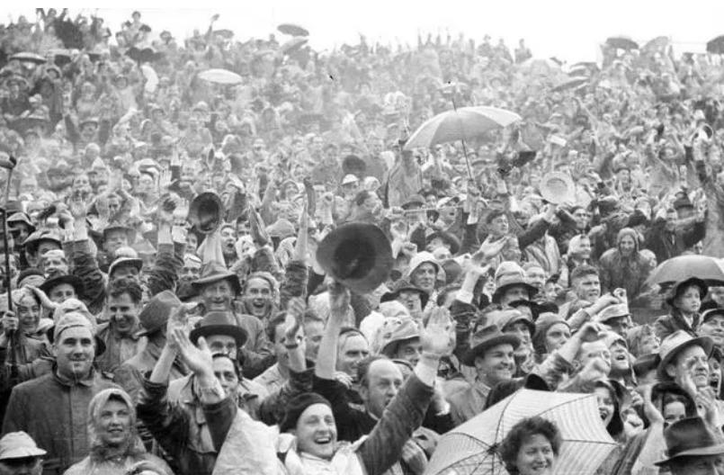 大雨中的足球比赛名场面,大雨足球比赛解说