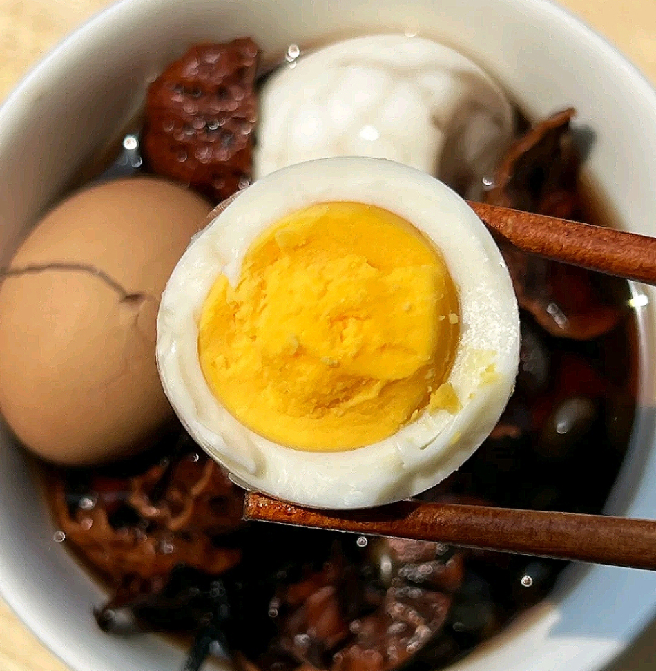 每天2个核桃跟2个鸡蛋哪个更营养,秋天核桃煮鸡蛋有什么功效