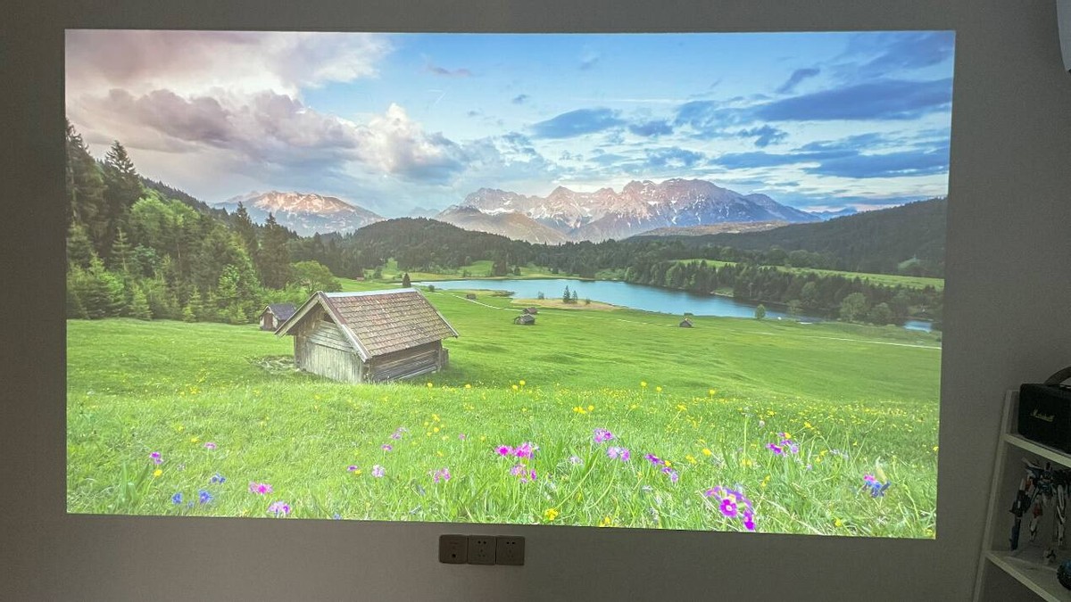 有它，挤啥电影院？AOCL1智能投影实测：2500ANSI流明+帝瓦雷调音