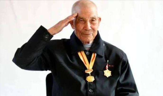 老人生日宴上儿女听完立刻报警,91岁的老人忽然说胡话