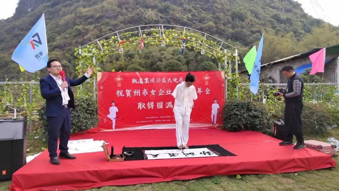 无臂用脚直播,无臂女孩用脚直播成网红