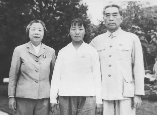 1952年*颖超邓**生病,周恩来去颐和园看望她,提醒卫士:一定要买票