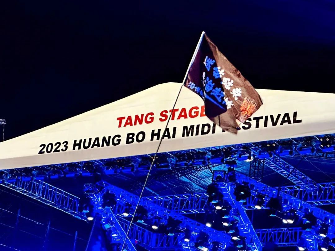 音乐节摇旗由来,年轻人热衷音乐节