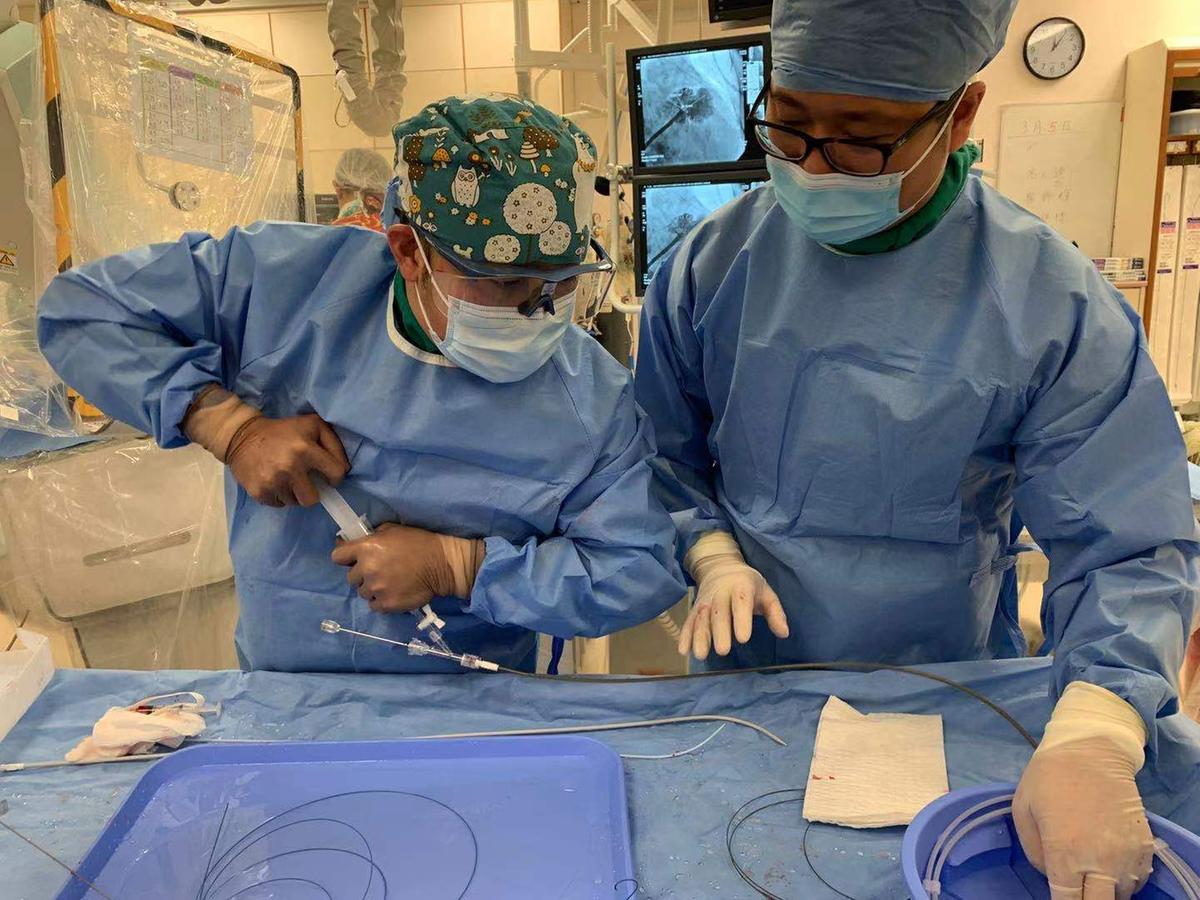 全胸腔镜下，与右侧开胸小切口房间隔缺损修补术的临床结果分析