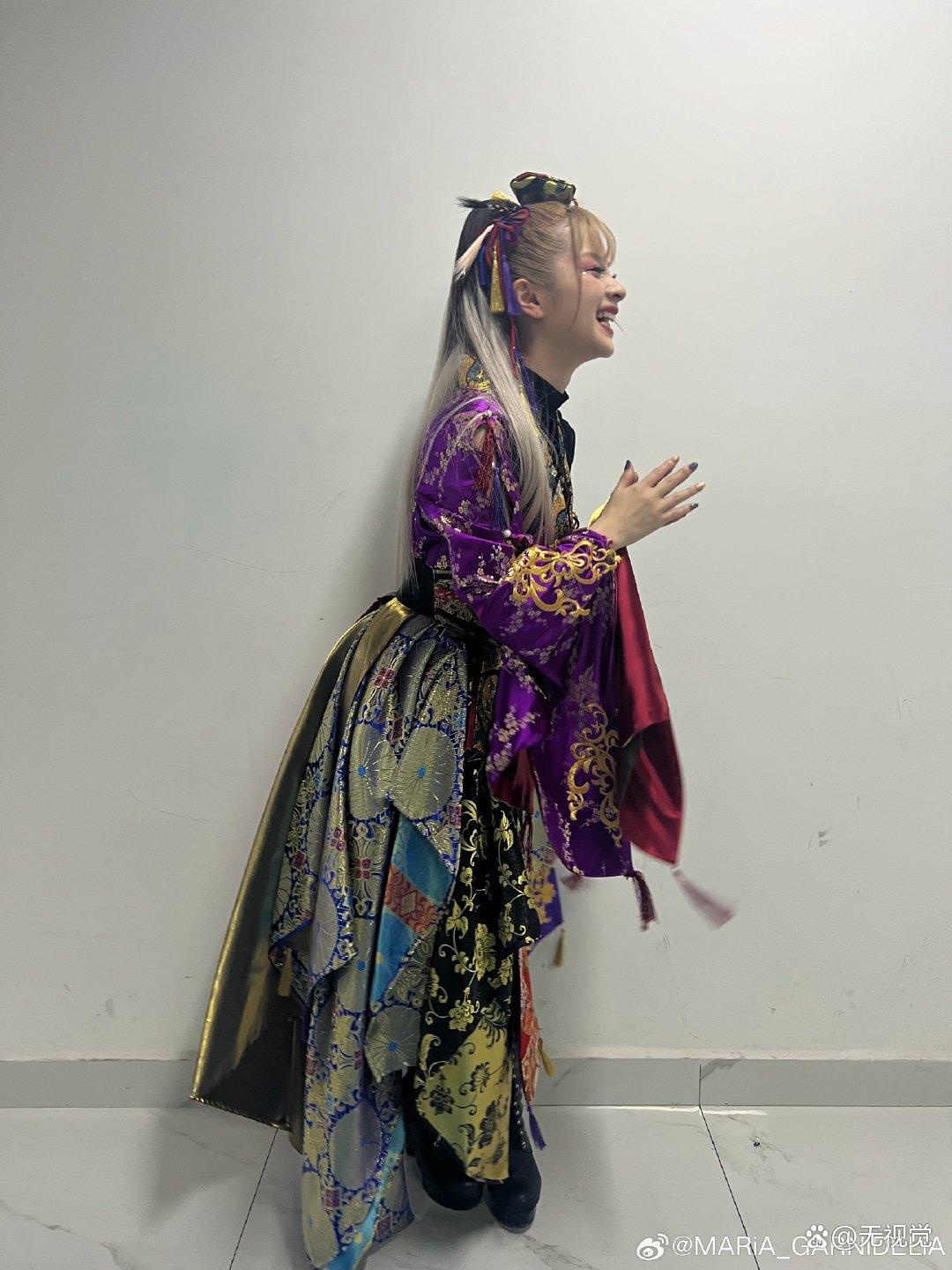 美依礼芽和凤凰传奇合作跳舞,美依礼芽的舞怎么跳