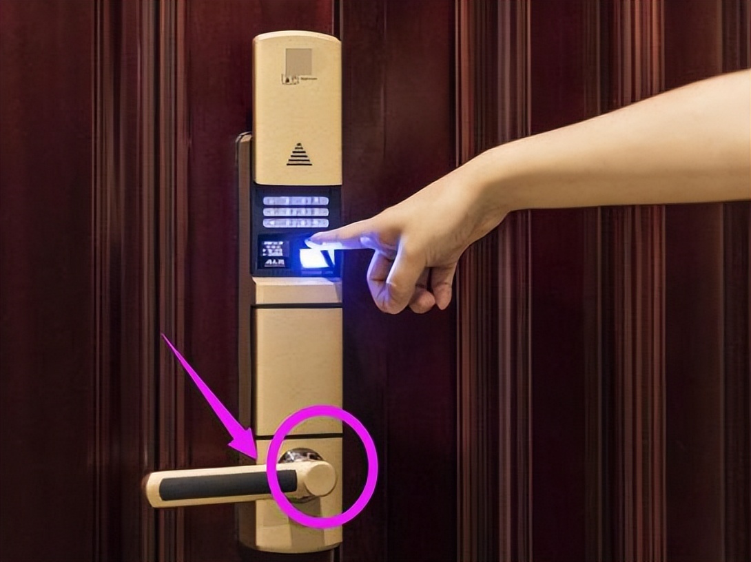 女子用脚按指纹锁,女子用脚趾开指纹锁