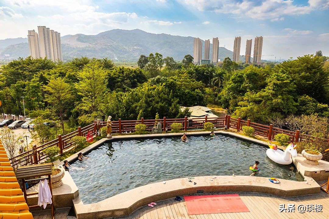 空中也能泡温泉?这个度假村,泡池层层叠叠,竟像梯田一样立体