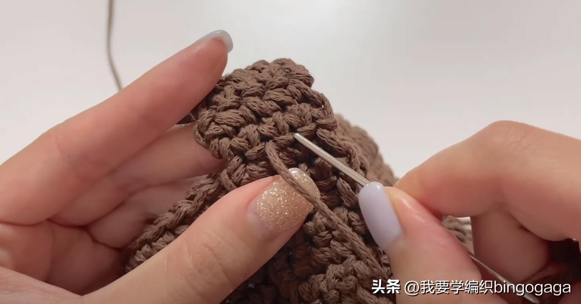 钩挂包的各种钩法视频,简单的水桶抽绳包钩织教程