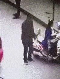 搞笑一刻：美女这波操作我还没见过，难道这样上车有什么说法？