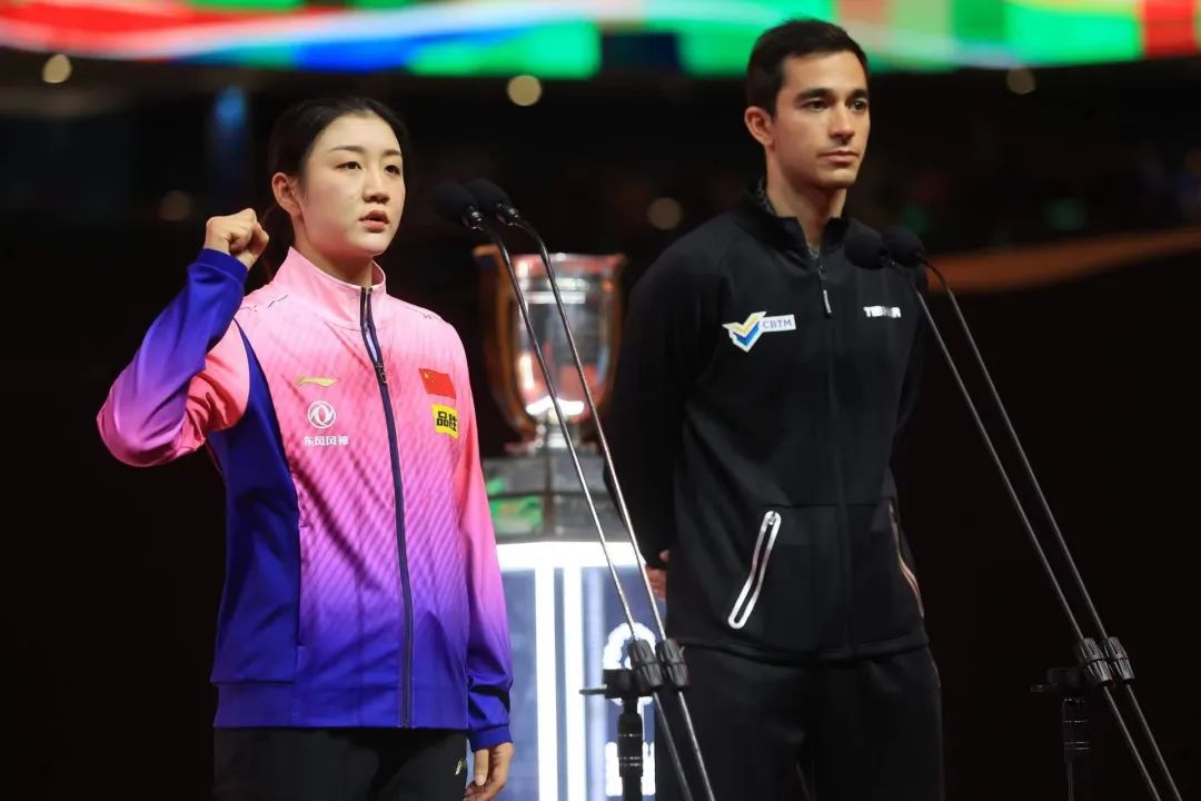 刘国梁给孙颖莎陈梦颁奖,刘国梁瓦尔德内尔杯