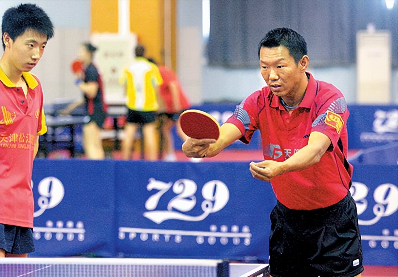 1995年天津世乒赛，天津人马*革文**出战绝地反击，被邓超拍成电影