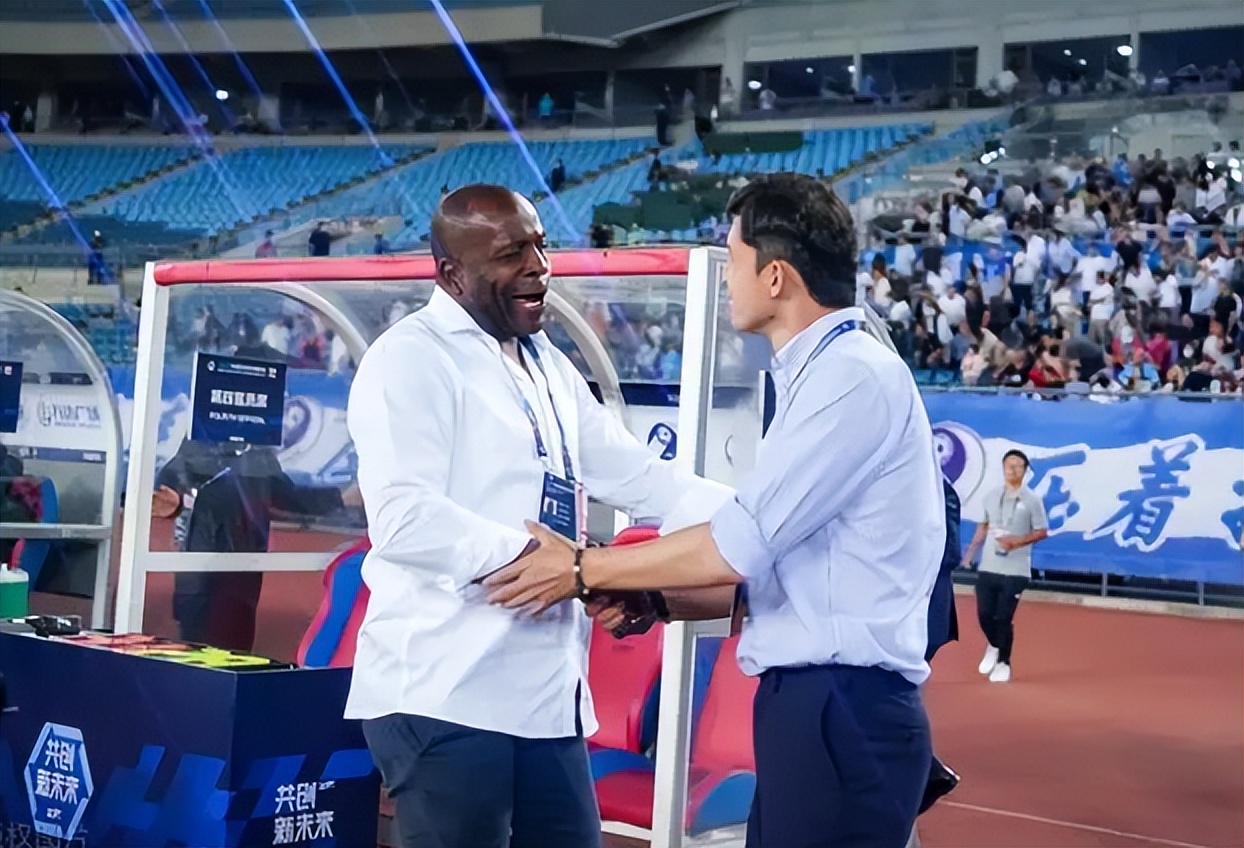 中超三消息：斯坦利将下课，艾克森晒国足训练服，三镇接触权敬源