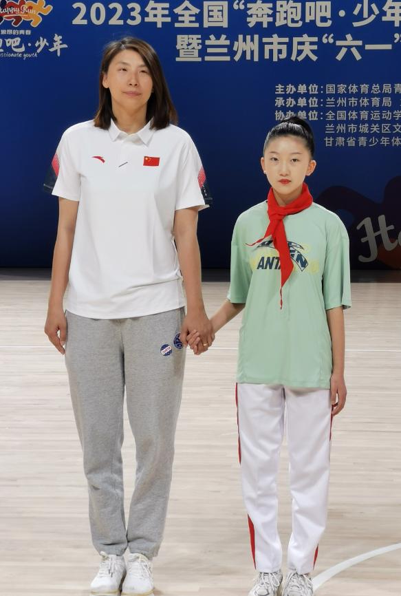 奥运冠军与儿童庆祝六一,奥运会冠军中国儿童