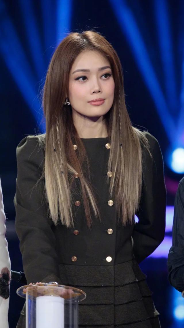 年轻时漂亮40岁却显老的女明星,40岁方脸女星