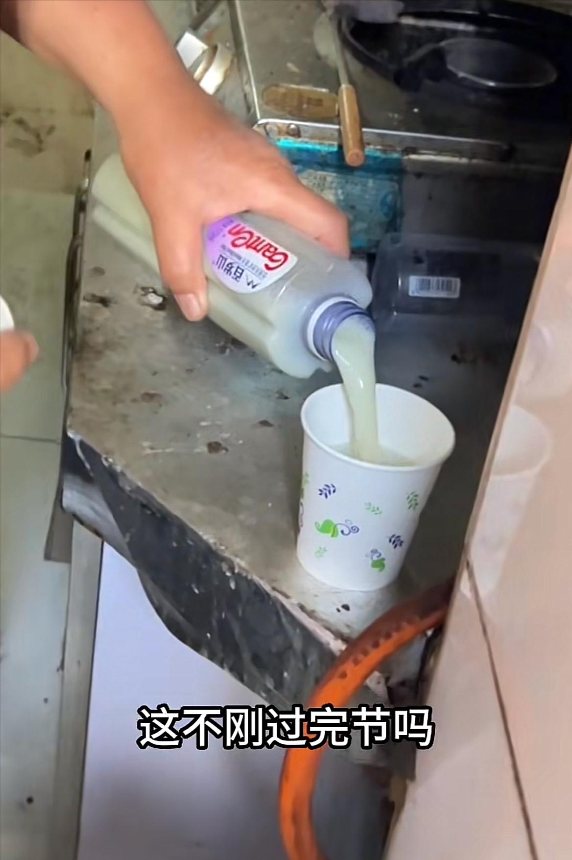 男子喝北京豆汁真上头,北京小伙喝老北京豆汁