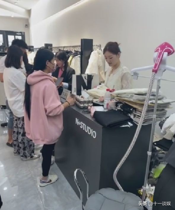 陈亚男回归直播带货不受离婚影响,陈亚男在曹县开服装店吗