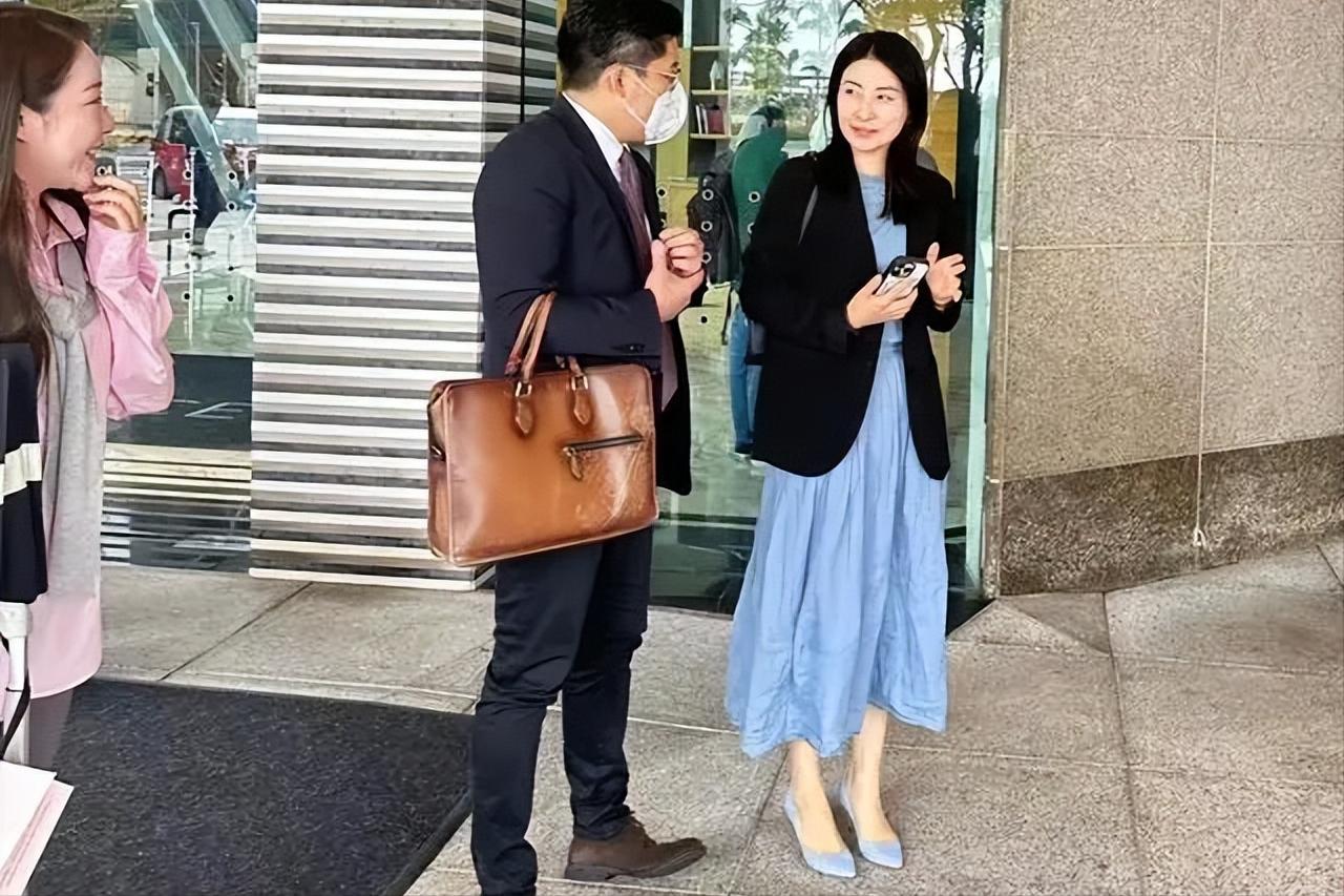 郭晶晶背小布包和老公上街购物 (郭晶晶用的帆布爱马仕包)