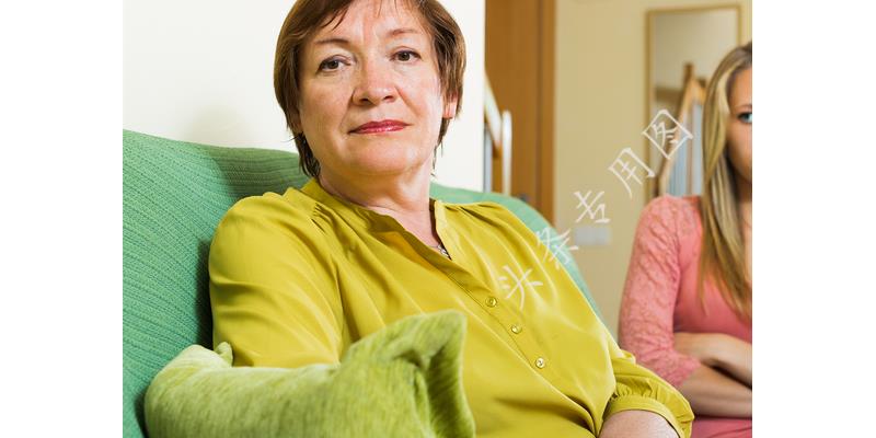 凤凰男母亲退出家族群：“红包你们发100，让我发8000，想得美”