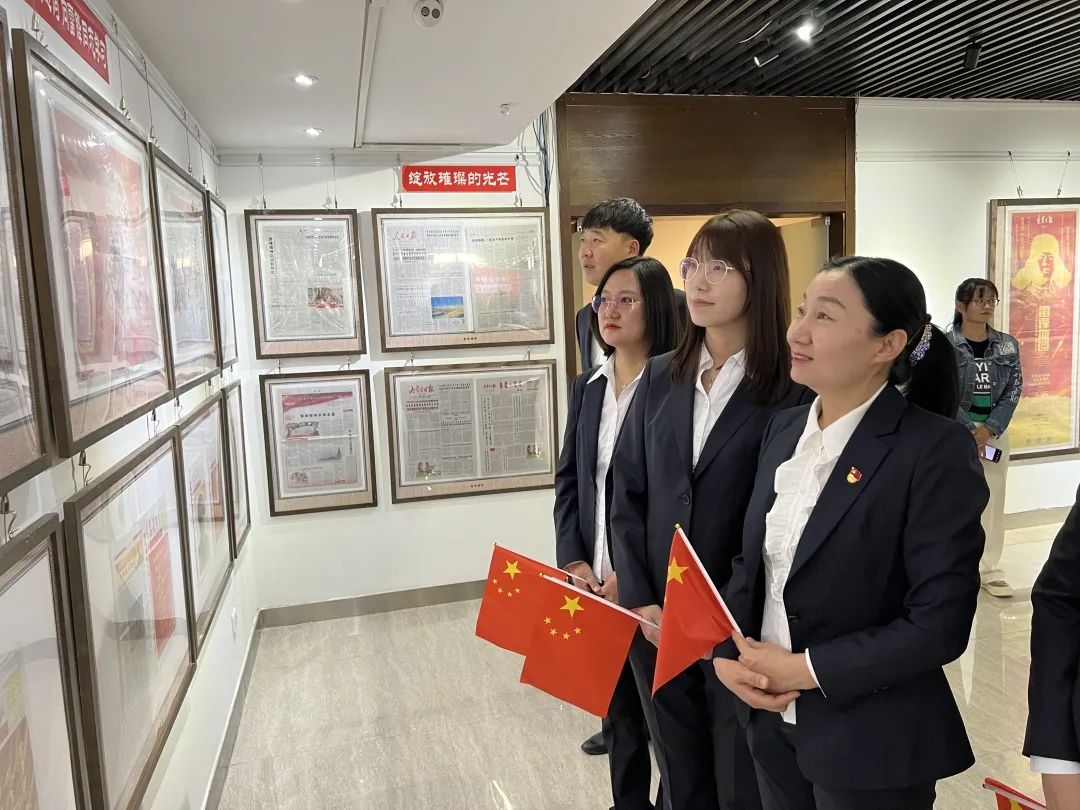 市教育局机关同志参观雷锋纪念馆,包钢实验二小学雷锋