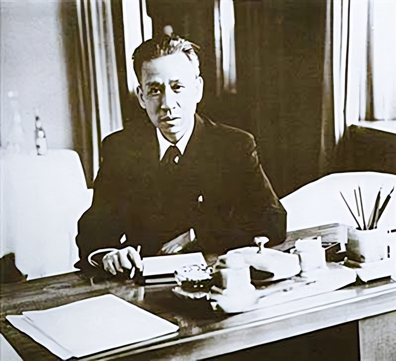 伟人抽烟趣事：毛主席爱抽雪茄，*少奇刘**抽便宜烟，*小平邓**被递条子