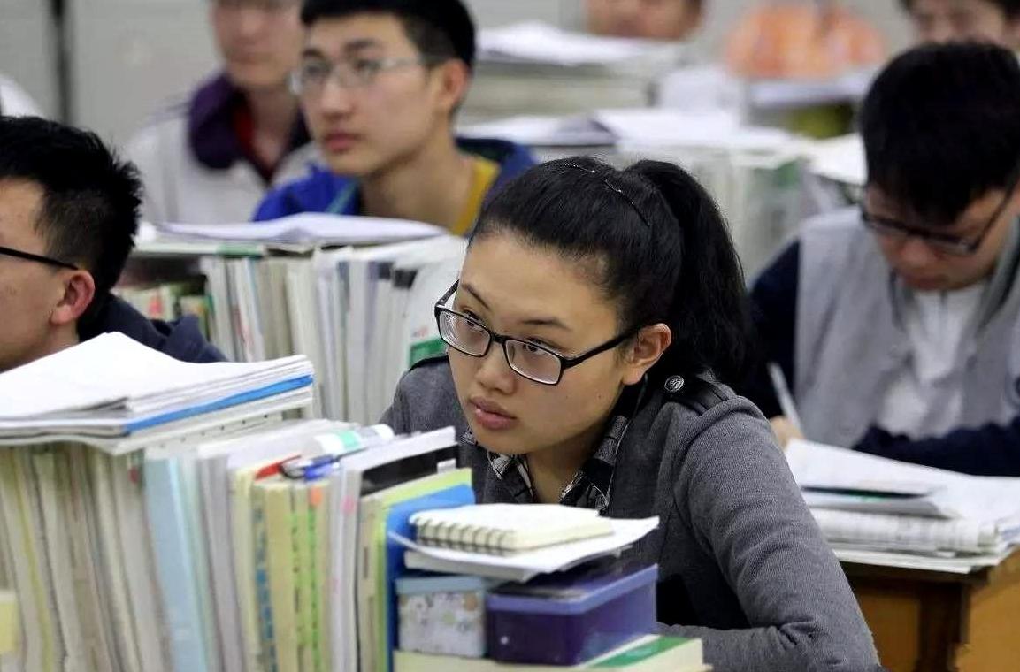 沈阳18岁未婚产子女孩再露面，表现让人失望，难怪家长不爱管她