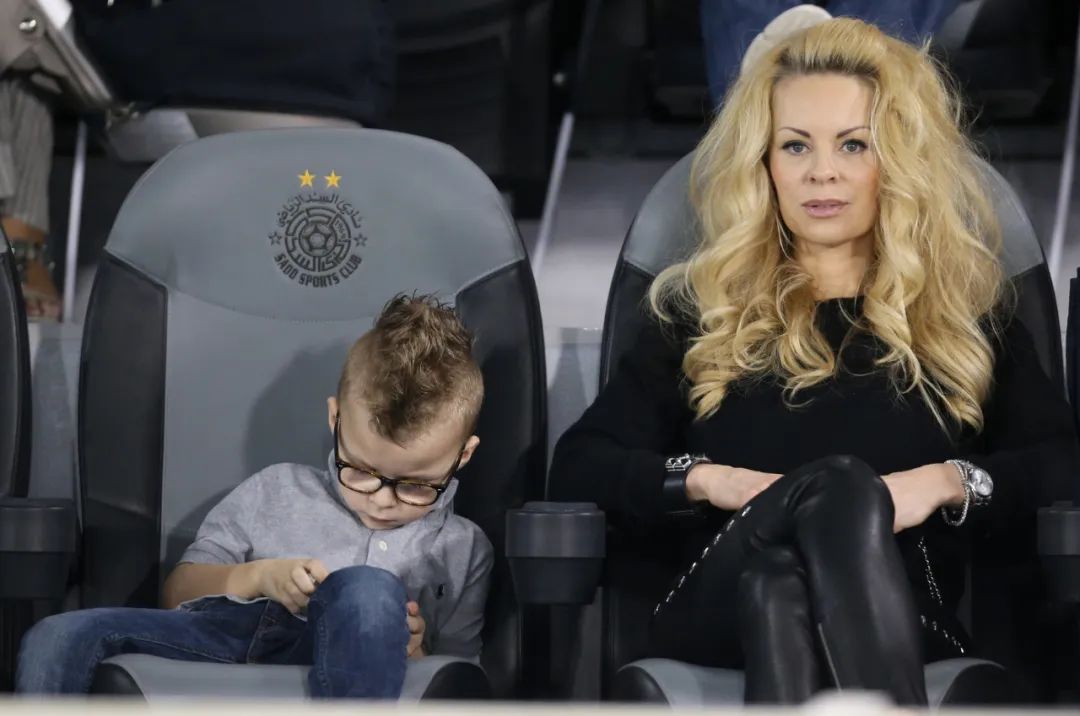 相爱20年不结婚，这对姐弟恋火了！网友：一物降一物，孤狼配悍妇