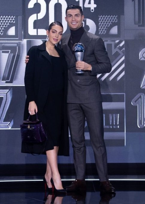 乔治娜和c罗的甜蜜瞬间,乔治娜陪同c罗前往领奖