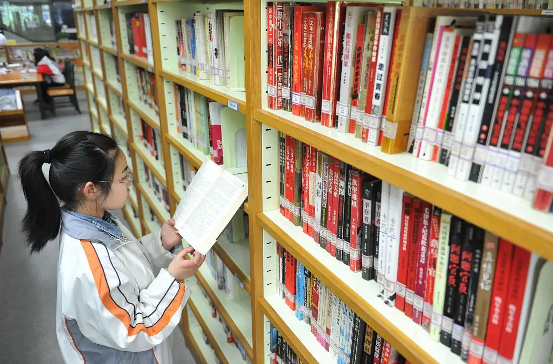 初中生不慎刮车留条车主称赞诚实,大学生刮坏豪车留纸条