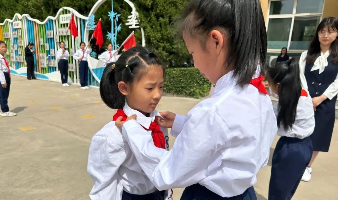 学习二十大争做好队员——盐湖区舜帝复旦示范小学少先队员分批入队仪式