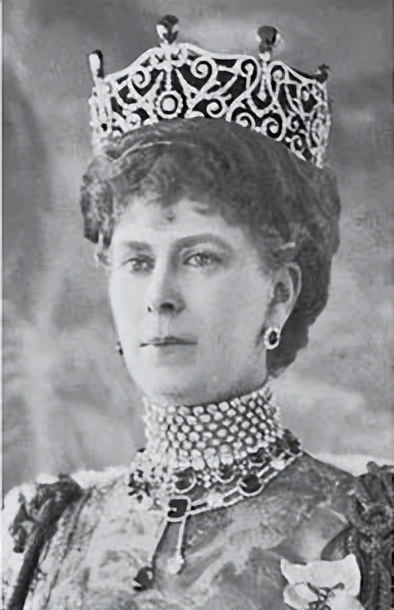 羡慕英王室“传家宝”数不胜数？学会这几招，你的珠宝盒也能常戴常新