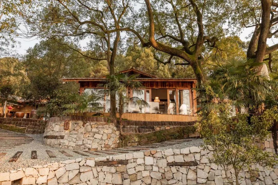 神仙眷侣辞掉高薪工作，爆改废弃山谷，悬崖高空造无边恒温泡池