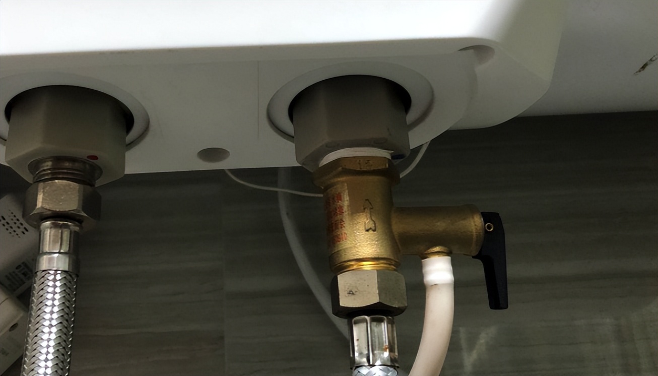 电热水器安全阀漏水是怎么回事,电热水器单向安全阀小孔漏水