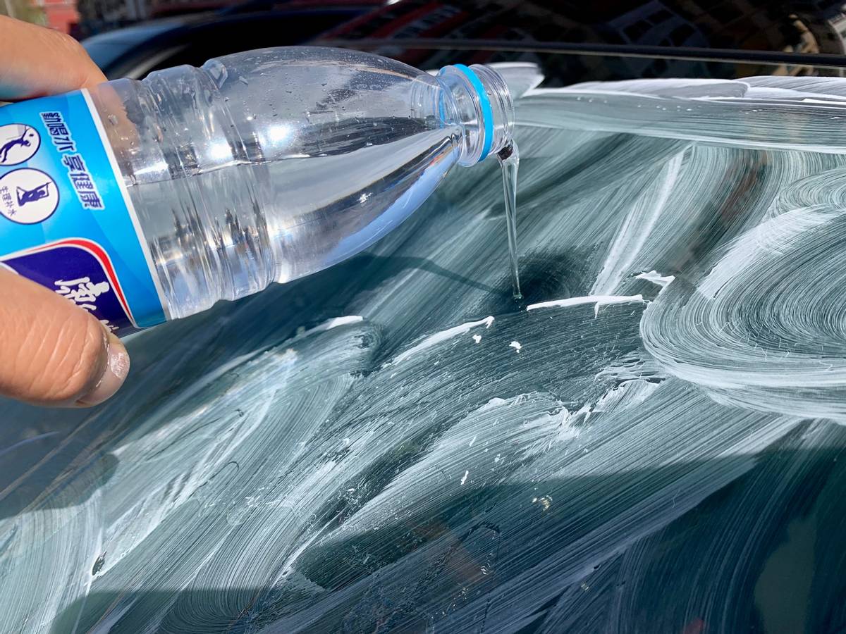 汽车前挡风玻璃除油膜方法,汽车前挡风玻璃怎么去油膜