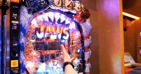 为了在赌博机上看动漫，日本人把*裤底**都*哈梭**没了