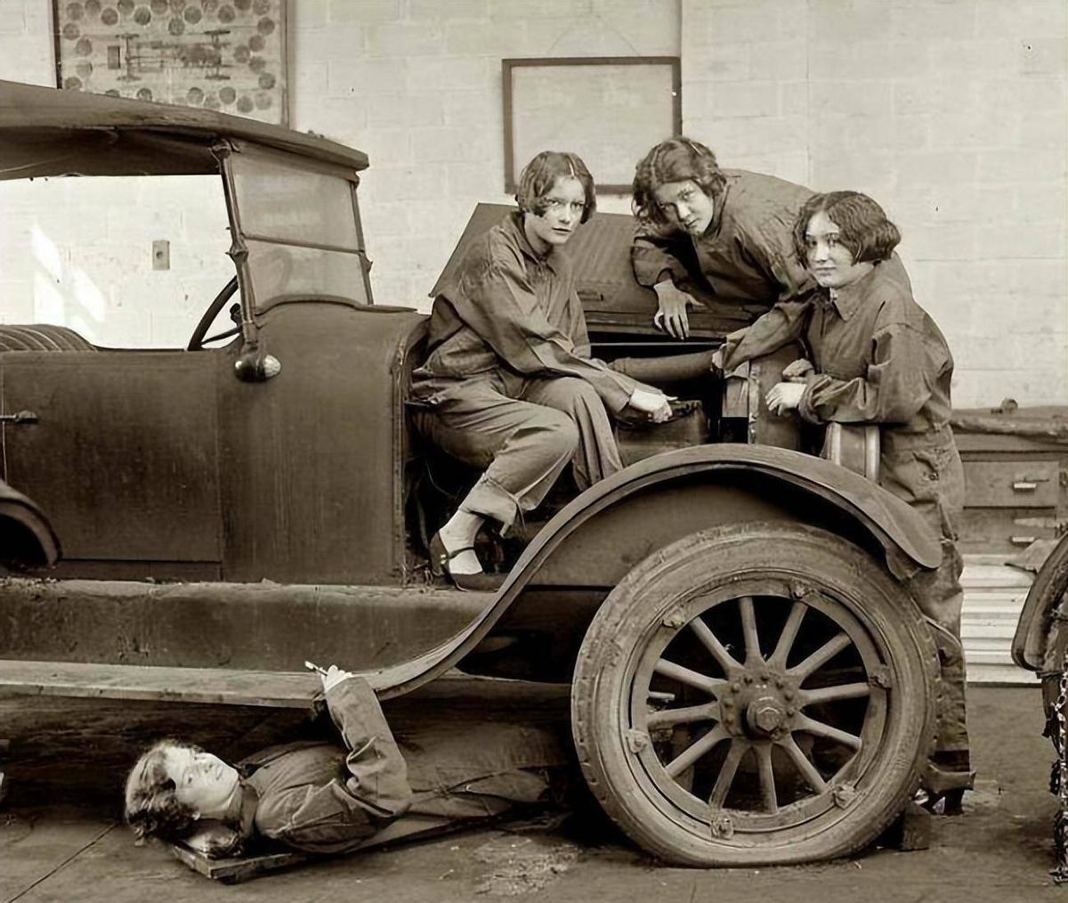 21张真实又罕见的老照片，阴毛假发工作者，我怀疑他用错地方了3