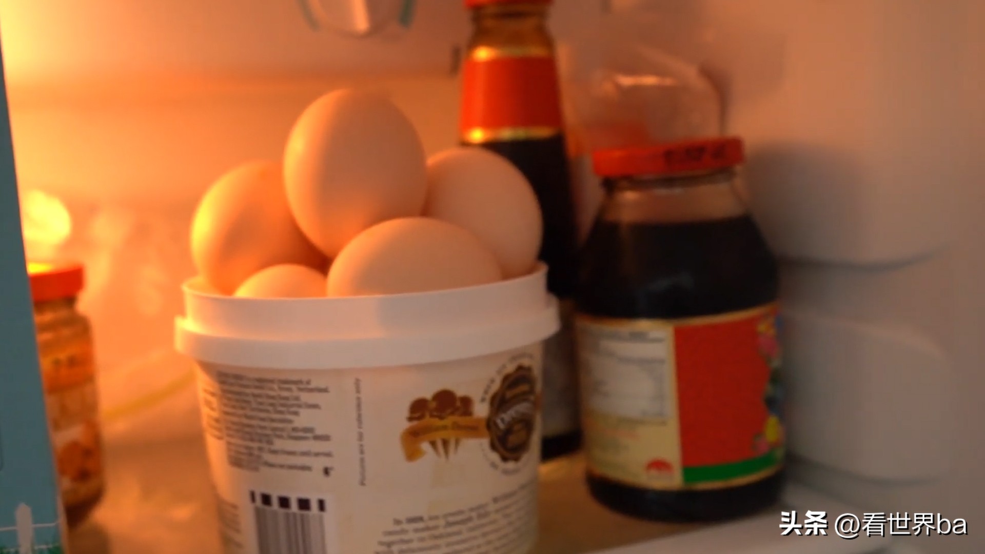 单亲妈妈带三个孩子住宾馆,单亲妈妈带两个女儿住公寓