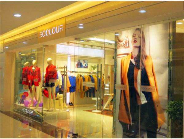 过了四十不要再穿二十几岁的衣服,过了40岁就不能穿得太成熟