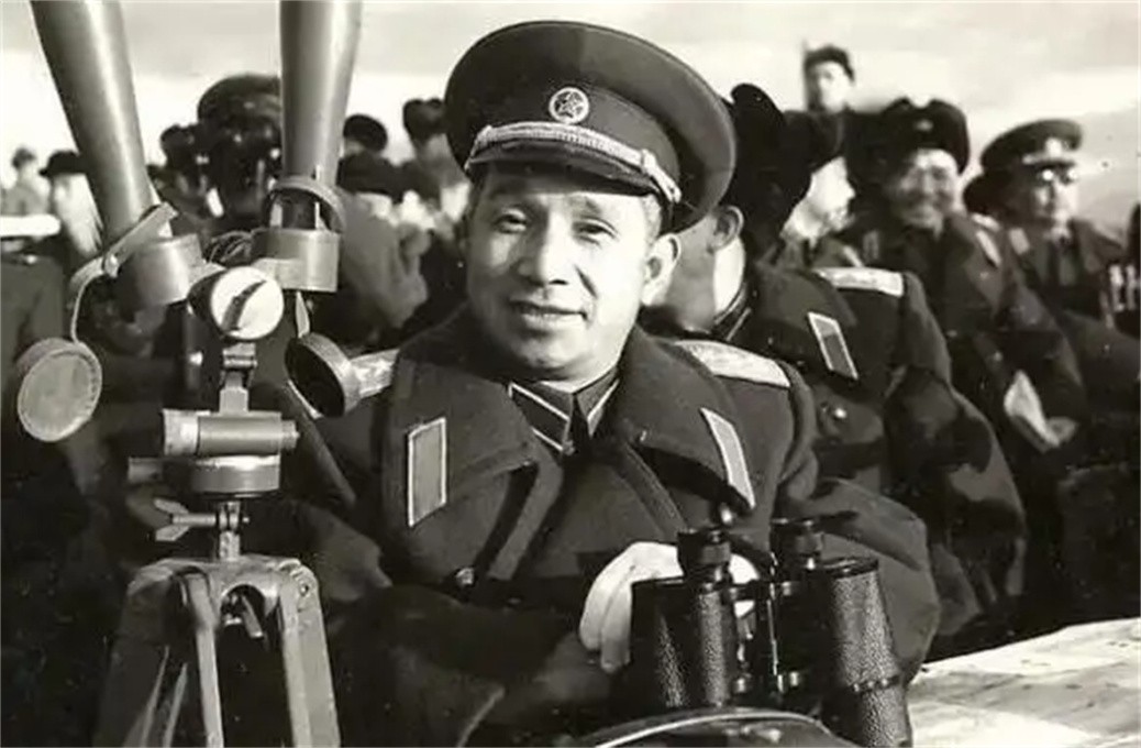 1955年，*世友许**不满军衔找总理发牢骚，总理沉默片刻说出两个名字