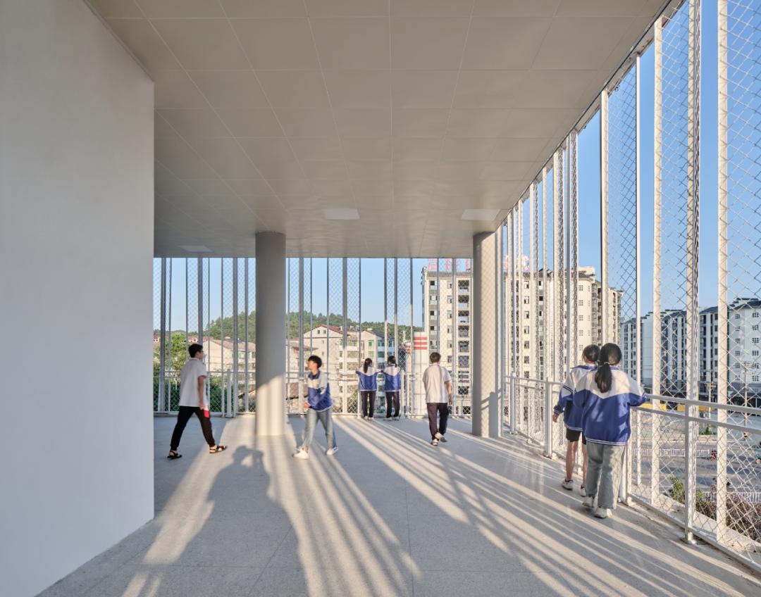 以靠建筑|交叠与转换:宜黄一中综合楼