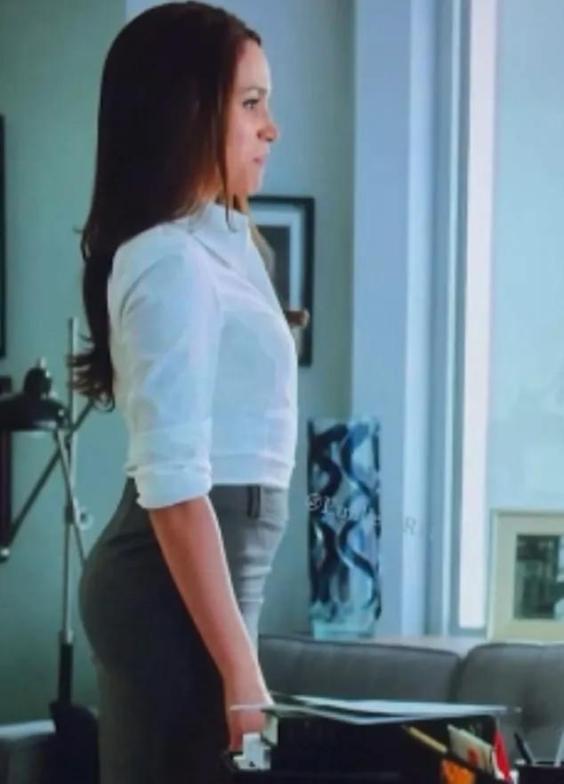 梅根为什么要走屈膝礼,梅根在电视剧中的着装