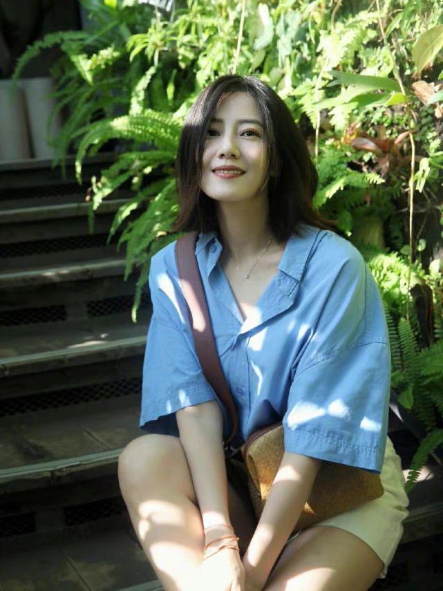 20到40岁女人这样穿越来越年轻,高圆圆背带裤内搭一件白衬衫减龄