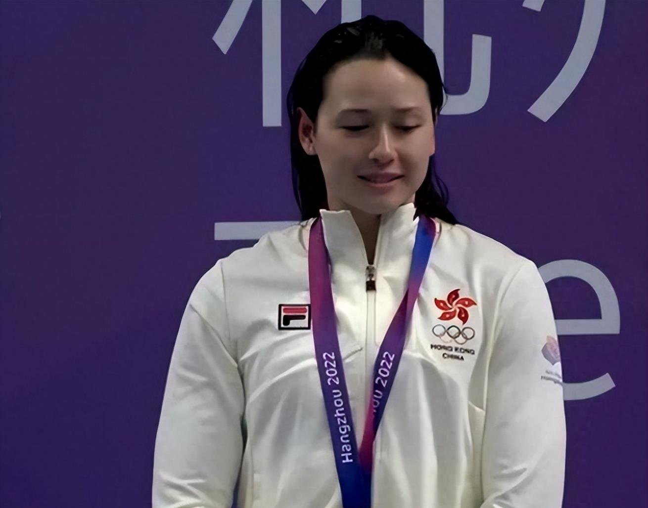 何诗蓓夺冠奏国歌,何诗蓓破世界纪录