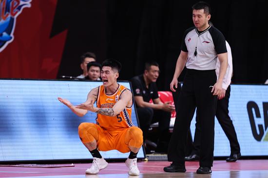 裁判终于成了球场主角,裁判成为主角