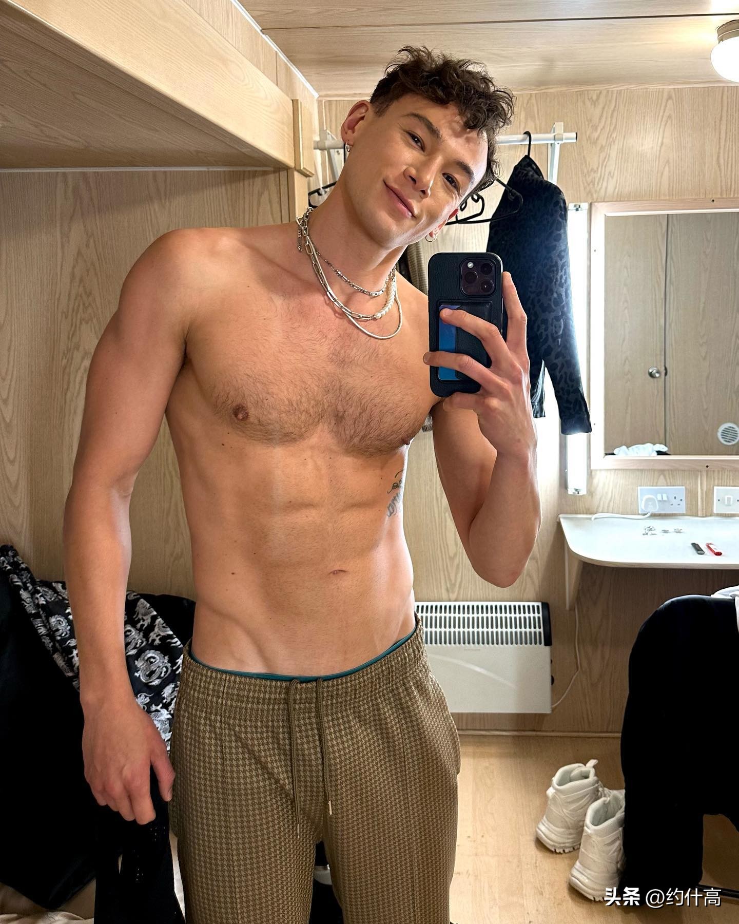 性感“*男美**鱼”被网暴，一个丑女差点让人错过了一波帅哥