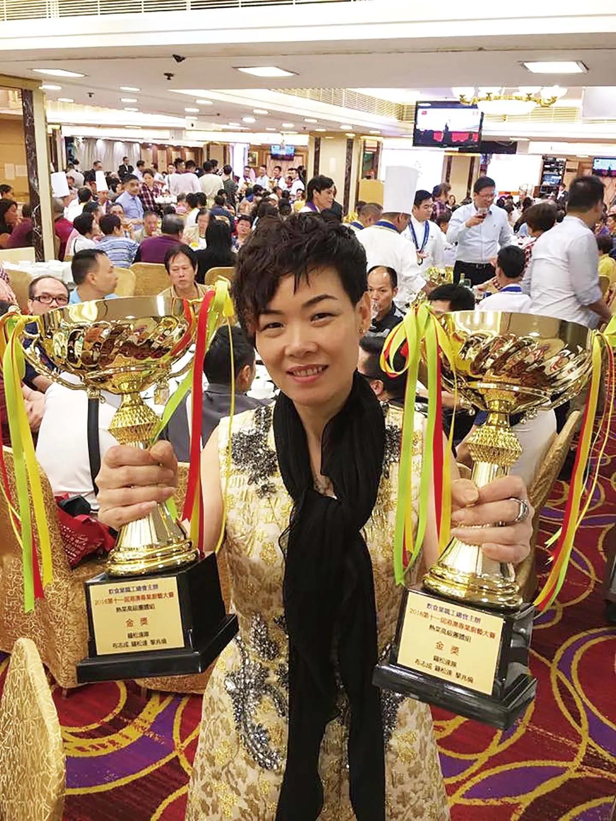 她18岁到香港做洗碗工，21岁创业，如今成为千万资产网红店老板