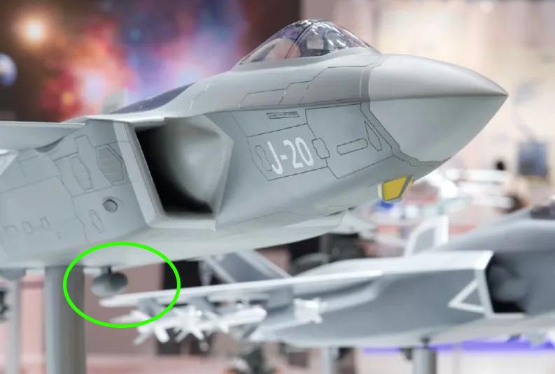 巴黎航展歼20动态展示,歼20跟轰6k